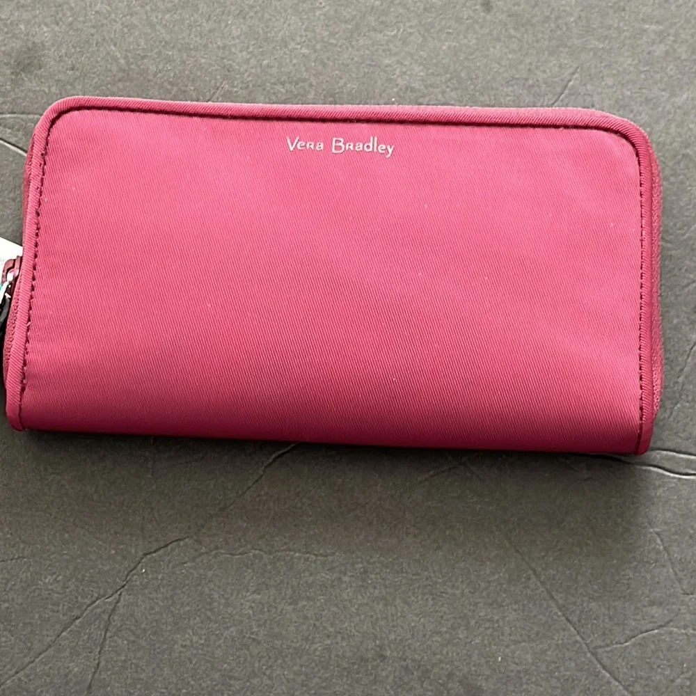 Vera Bradley Continental Wrislet  New. Color Hawthorn Roe